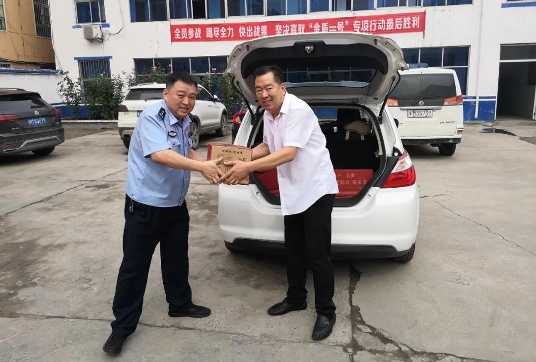 警民一家親，河南三味奇向轄區民警捐贈物資。