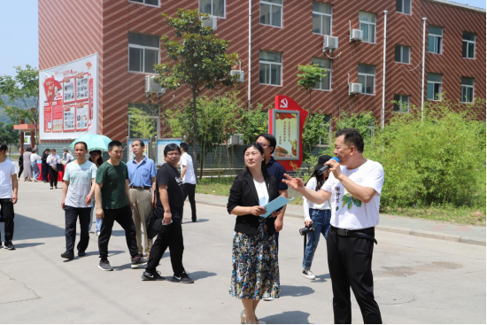 湖濱區人大副主任、區總工會(huì )主席王冠松一行蒞臨河南三味奇觀(guān)摩交流基層工會(huì )建設