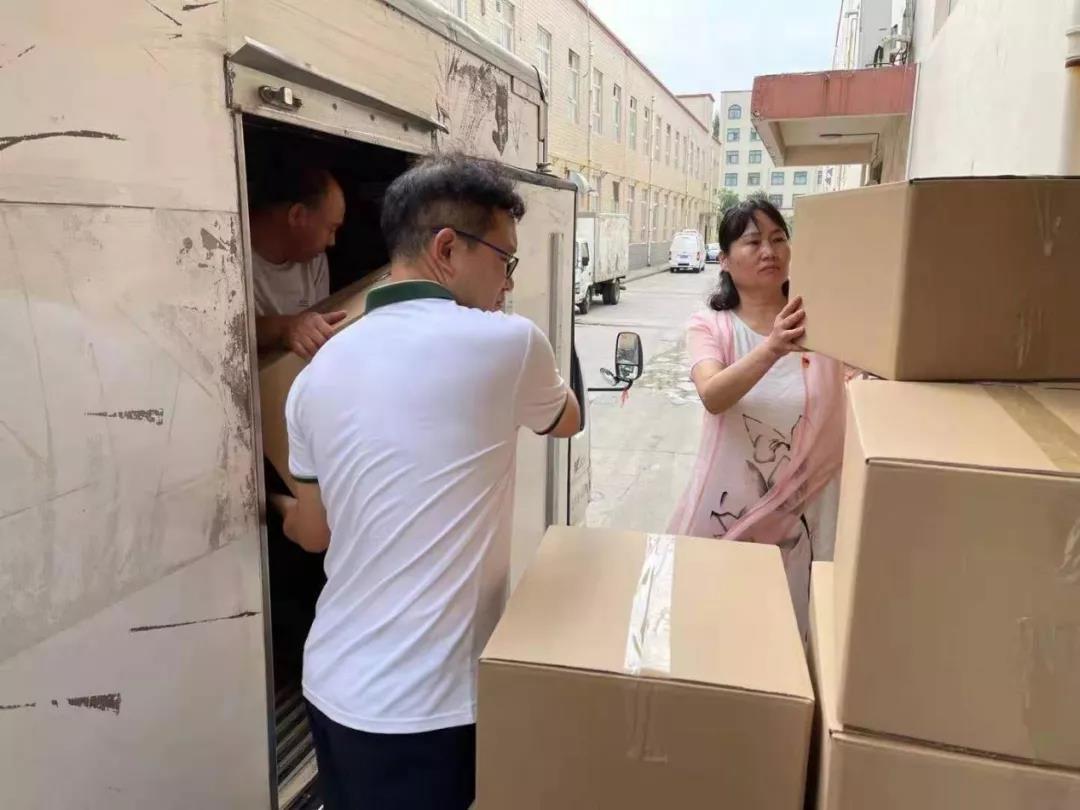 情系災區，奉獻愛(ài)心--三味奇第四批捐助物資裝車(chē)出發(fā)！