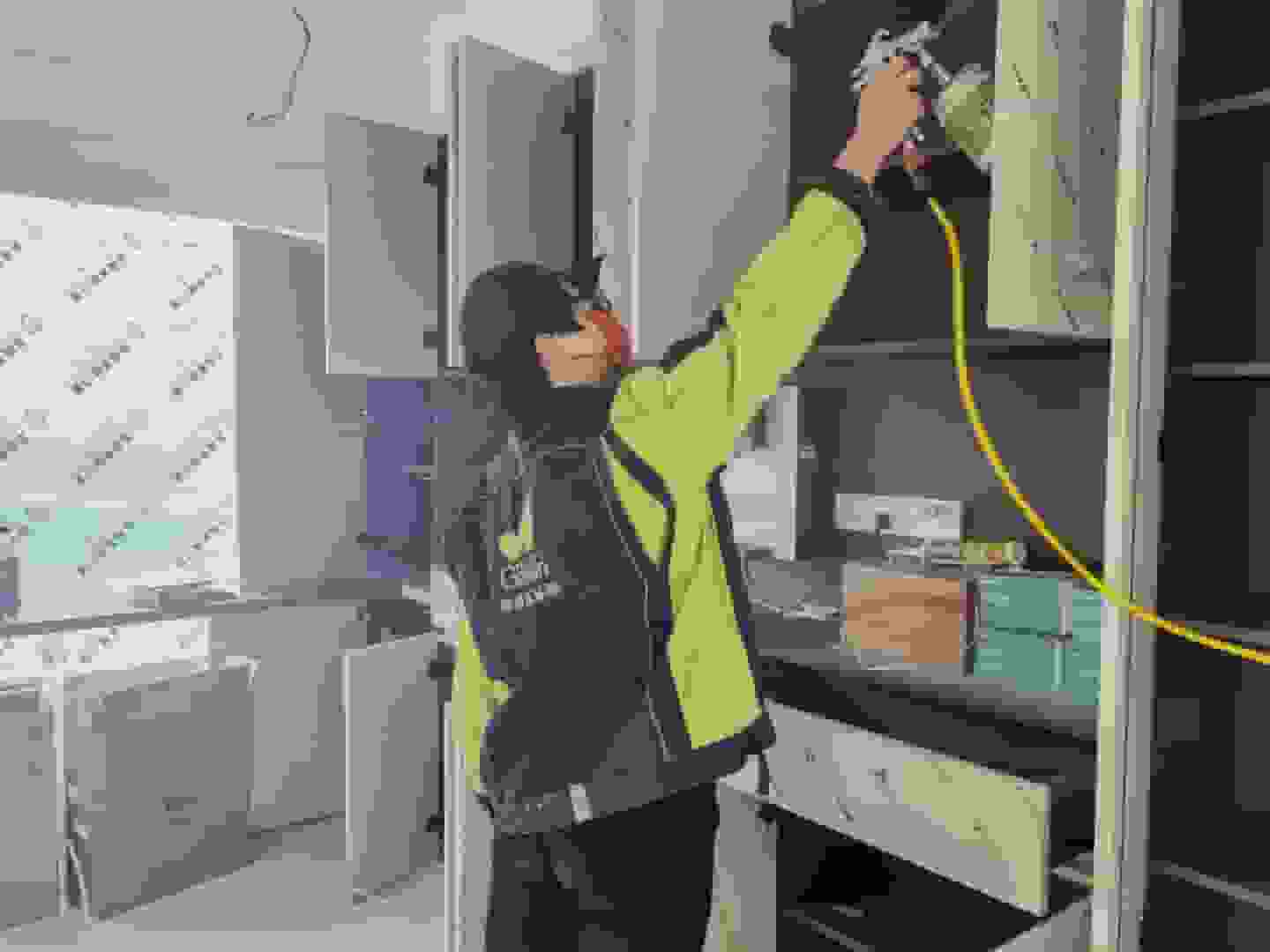 步入溫馨的臥室，格瑞樂工作人員打開木質衣柜門，將檢測探頭深入衣柜內部，細致檢測每一塊板材的甲醛含量。