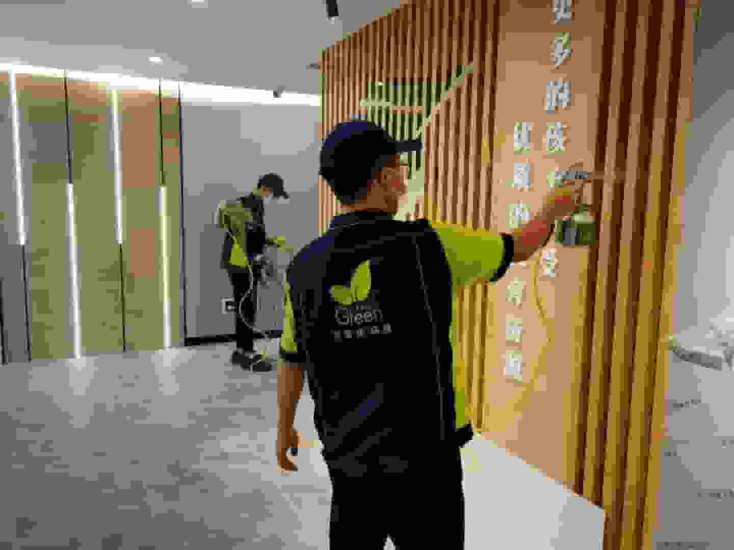 陽臺邊，格瑞樂人員告知業(yè)主通風在家具除醛過程中的重要性，并現(xiàn)場示范如何合理利用陽臺的窗戶開啟方式和通風時間，以加速家具甲醛的排出。