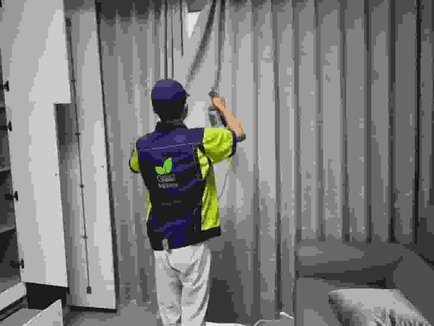 畫面中，格瑞樂專業(yè)檢測人員身穿著統(tǒng)一的工作服，手持先進的甲醛檢測儀器，站在擺滿新家具的客廳中央，儀器上的數據閃爍，他正專注地檢測著空氣中的甲醛含量，為后續(xù)的除醛工作收集關鍵數據 。